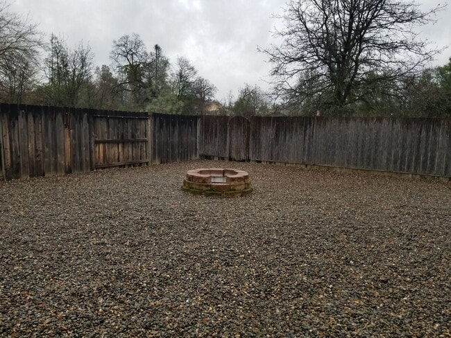 Building Photo - 3 Bedroom 2 Bath Home In East Redding