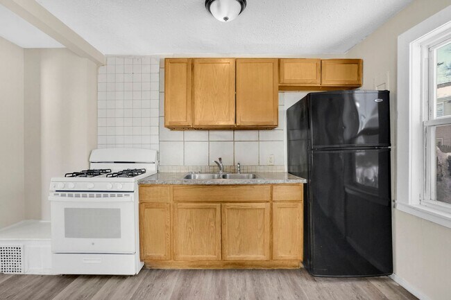 Building Photo - 6-12 Putnam Circle