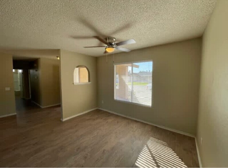 Building Photo - 11403 La Perla Dr