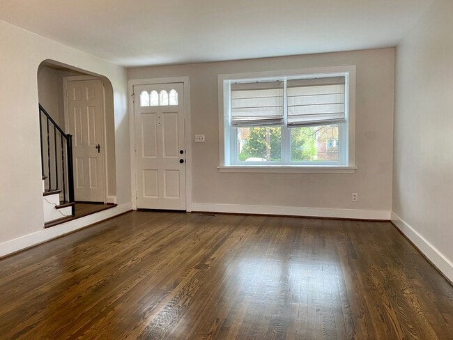 Building Photo - Charming 3 Bedroom/1 Bathroom Townhome in ...