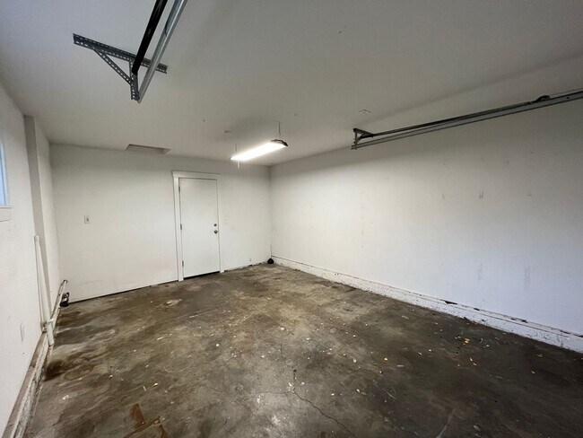 Building Photo - Charming 2 Bed 1 Ba House in Gladstone - Garage, Washer and Dryer, Landscaping Including!