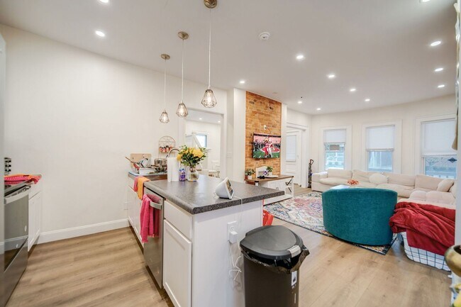 Building Photo - Massive 10 Bedroom Newly Renovated House P...