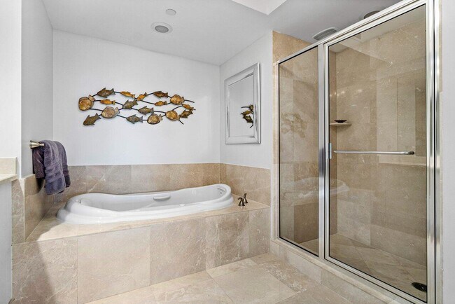 Building Photo - 2640 Lake Shore Dr