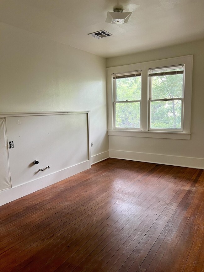 Building Photo - 421 Park Dr