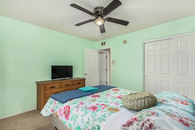 Building Photo - Spectacular 5 bdrm Home, OFFERS SOLAR ELECTRIC!