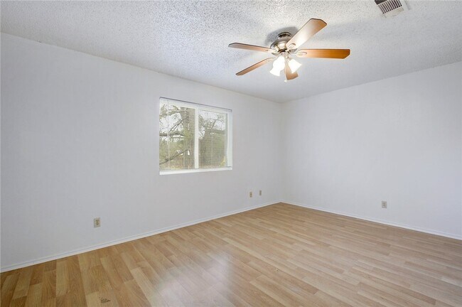 Building Photo - 6102 Parkwood Dr