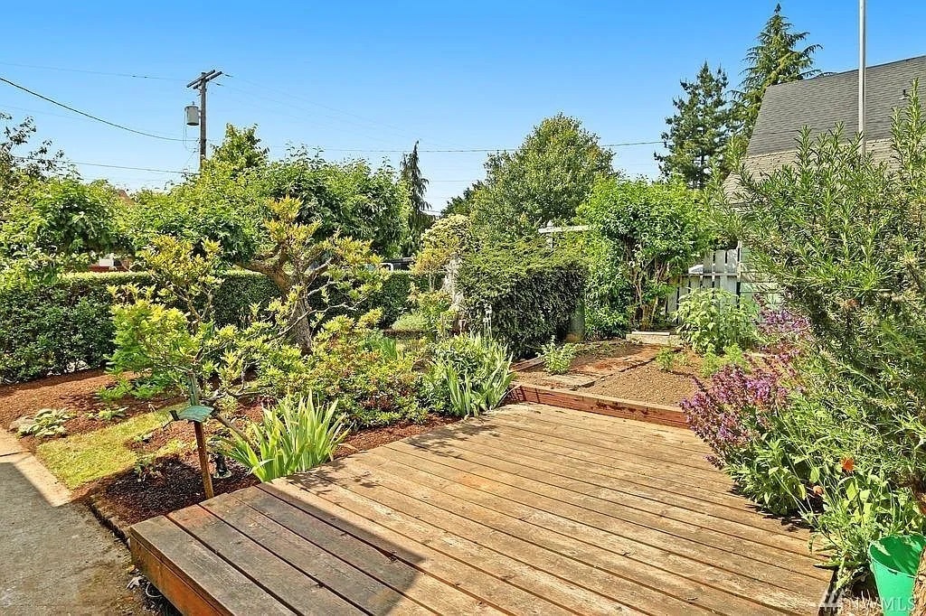 Building Photo - 902 N 77th St