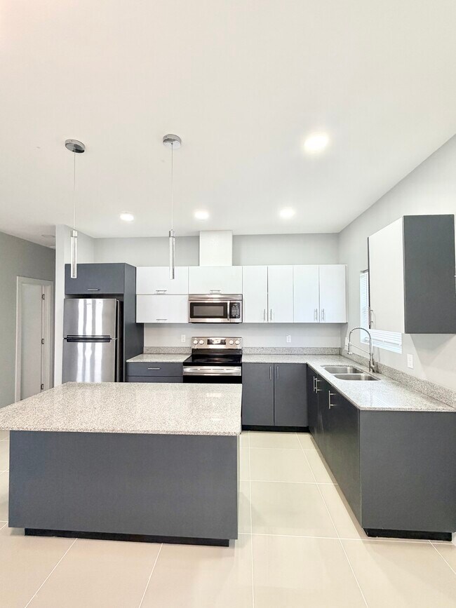 Building Photo - 2016 Summerland Ln