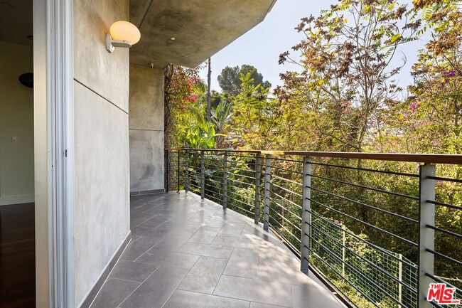 Building Photo - 3255 Fernwood Ave