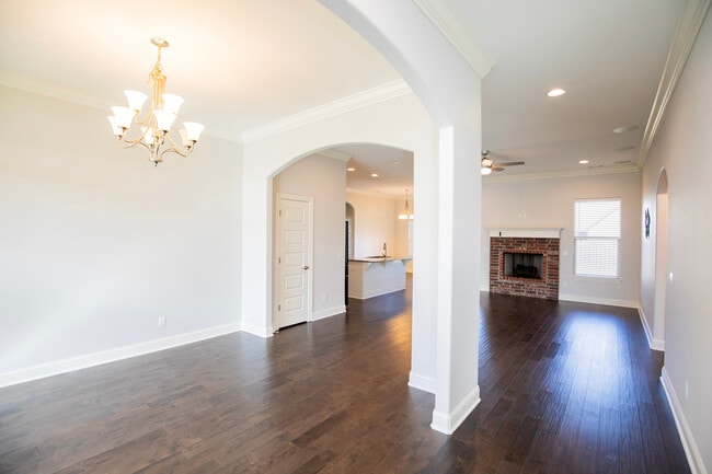 Building Photo - 4000 SW Hollyhock St