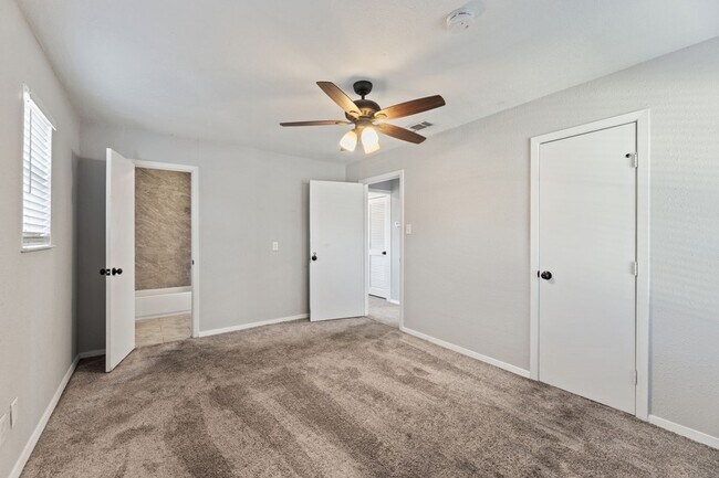 Building Photo - 8009 Northbrook Dr