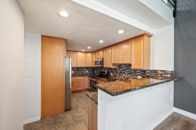Building Photo - Bright & Spacious 2BR/2BA Townhome with Loft, Fireplace & Private Garage