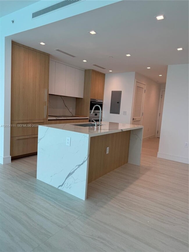 Building Photo - 2411 Laguna Cir
