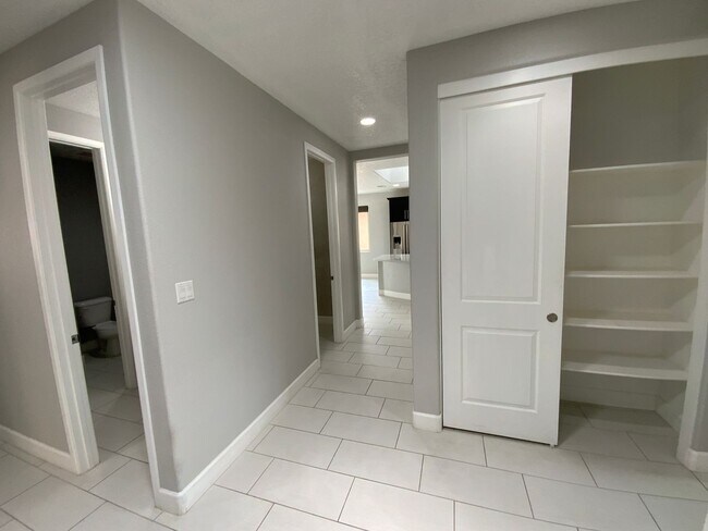 Building Photo - 3 Bedroom & An Office Luxury Home Availabl...