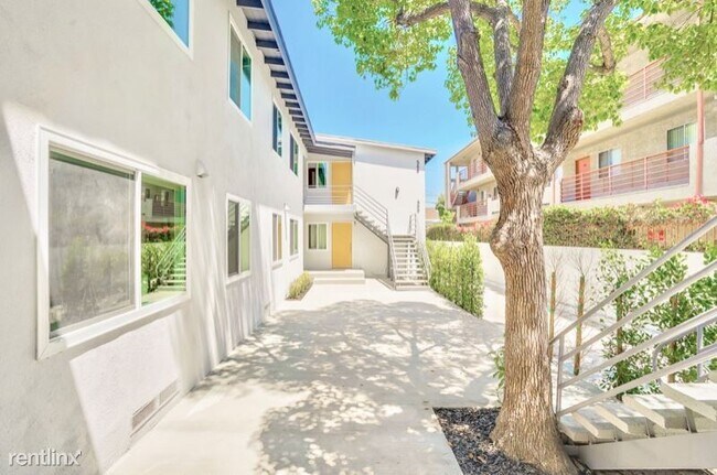Primary Photo - 2 br, 1 bath Apartment - 562 N Kenmore Ave