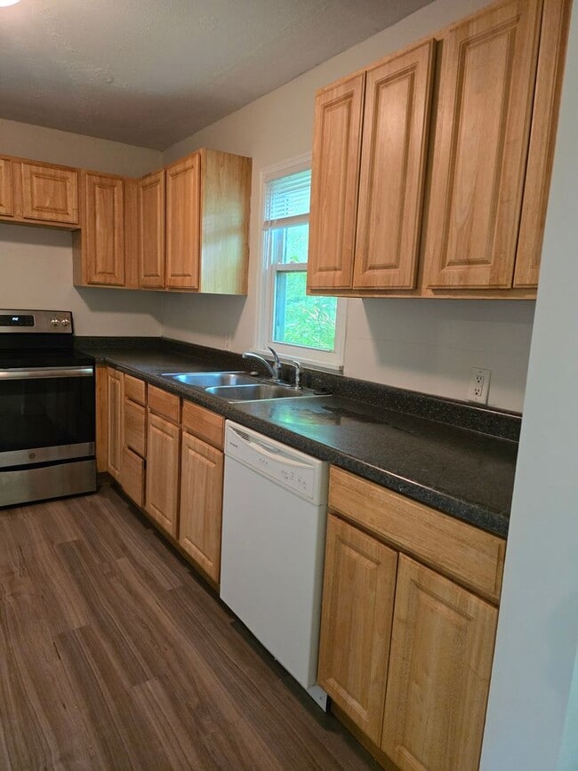 Building Photo - 3 bed/2 bath single- family home