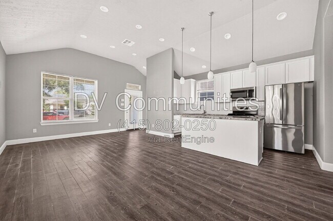 Building Photo - 1204 3rd St