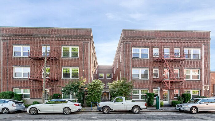 Apartment located on third floor - 1509 NE 10th Ave