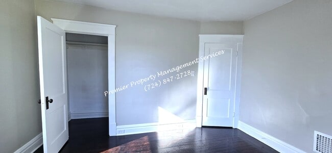 Building Photo - 922 Winslow Ave