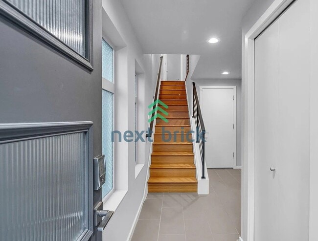 Building Photo - 3BR / 3BA Single-Family Home in Desirable Seattle Neighborhood