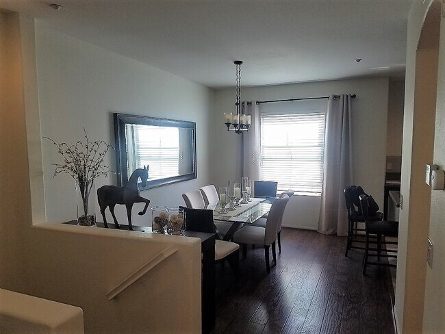 Building Photo - 2 Bedroom with an office!!