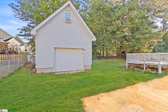 Building Photo - 405 Creek Dr