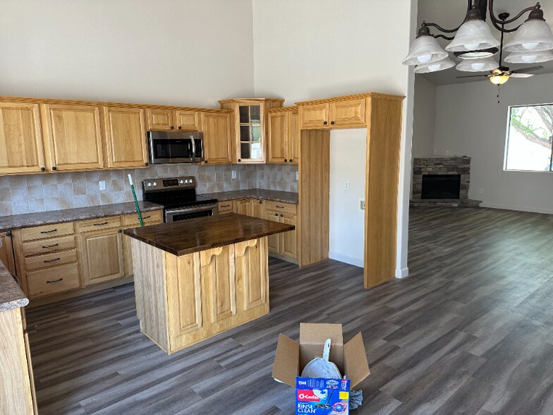 Building Photo - 1034 E Adams St