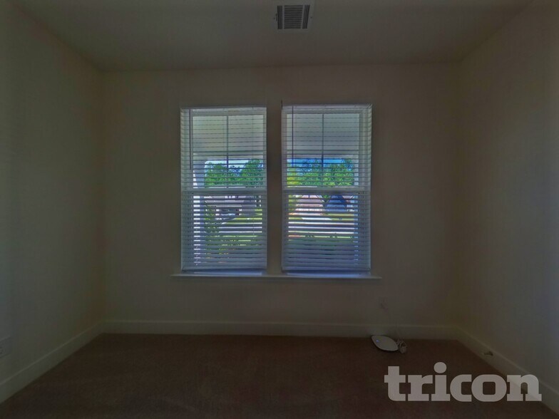 Building Photo - 73 Mayhaw Pt