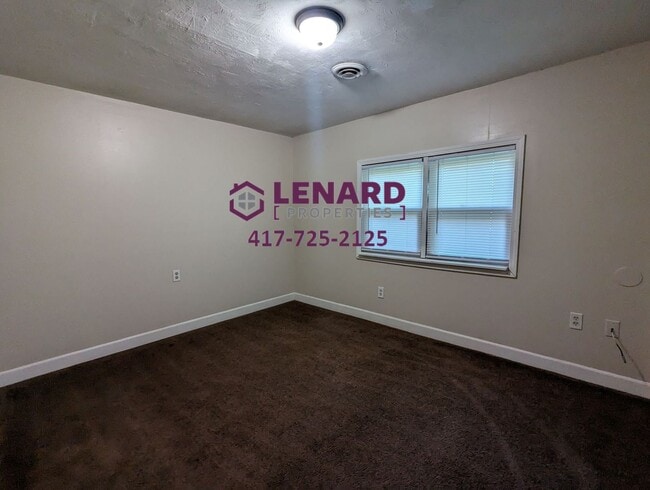 Building Photo - 2 Bedroom, 1 Bathroom Home!