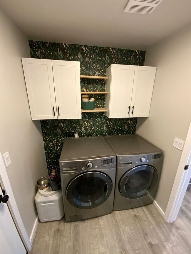 Building Photo - Spanaway Home 3bdr & 2.5 bath 2 car garage & UPDATED FLOOR PLAN