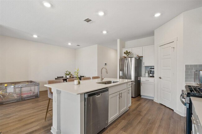 Building Photo - 13821 Zuhause Dr