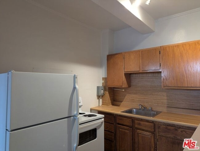 Building Photo - 634 S Gramercy Pl