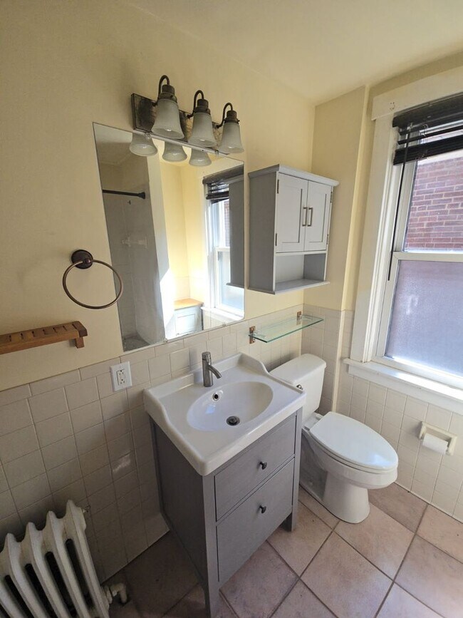 Building Photo - Spacious 3-Bedroom Home w/ Parking & Centr...