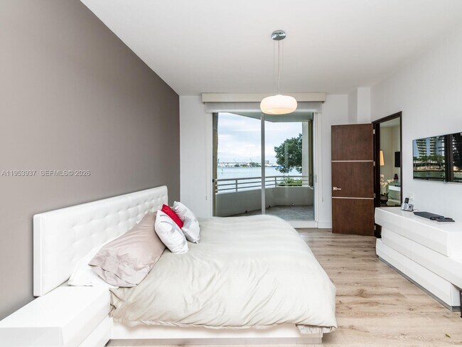 Building Photo - 888 Brickell Key Dr