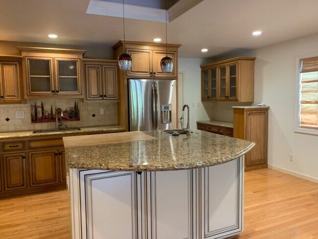 Building Photo - Beautifully Remodeled Evergreen house - hardwood, granite, A/C, stainless - Dogs welcome