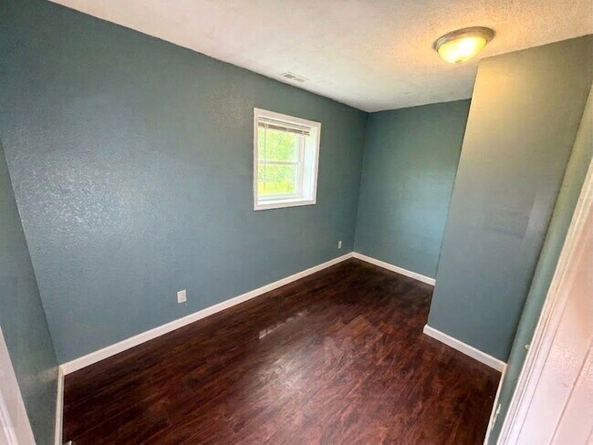 Building Photo - Spacious 3 Bedroom / 1 Bath Apartment in Sugar Creek *Ready Now*