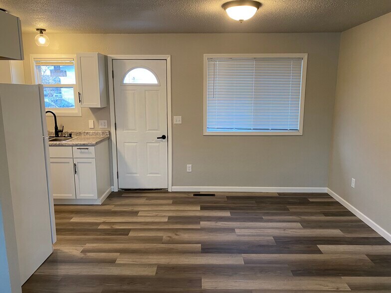 Building Photo - 225 6th St SE