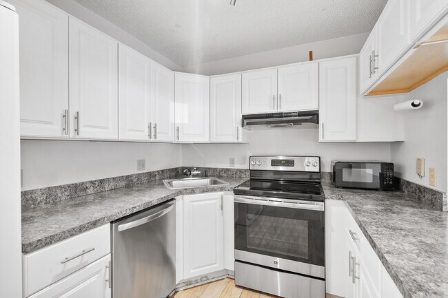 Building Photo - 1605 SW Silver Pine Way