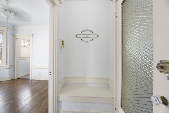 Building Photo - 1960 Pierce St