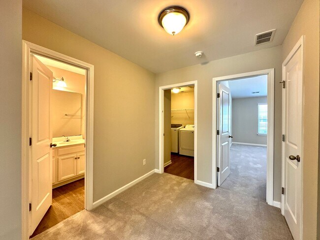 Building Photo - 3 Bed 2 Bath Townhome Located in Cokers Commons in Goose Creek!