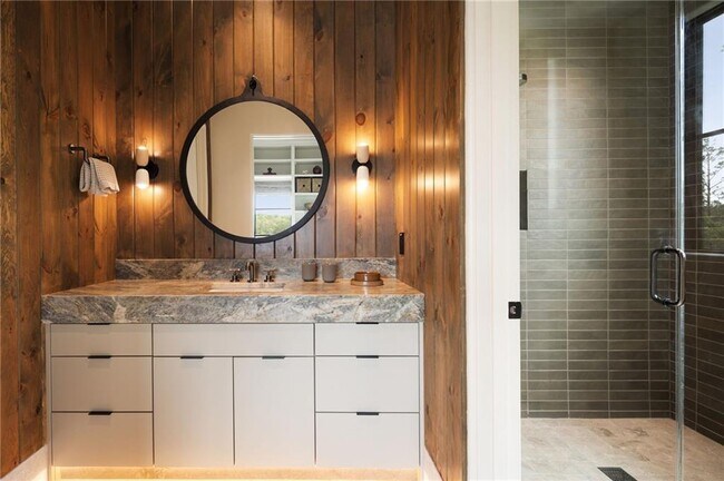 Building Photo - 725 Rocky Point Dr