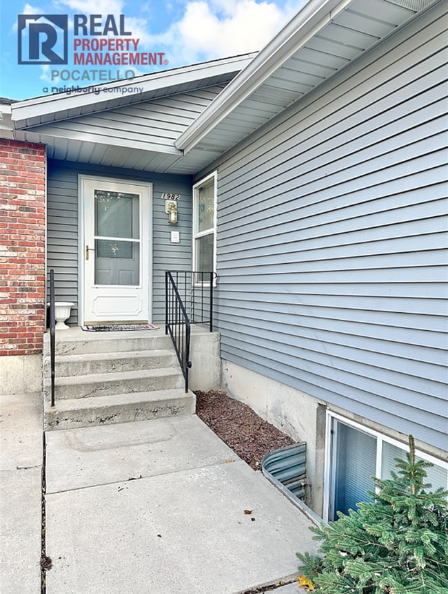 Building Photo - 3 Bed 2.5 Bath Twin Home - Double Car Garage - Small dogs negotiable