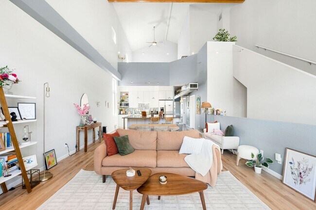 Building Photo - Furnished 2BD, 2BA Corner Unit Condo in Lowry