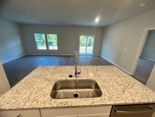 Building Photo - LOCATION, LOCATION, LOCATION! 10 Minutes f...