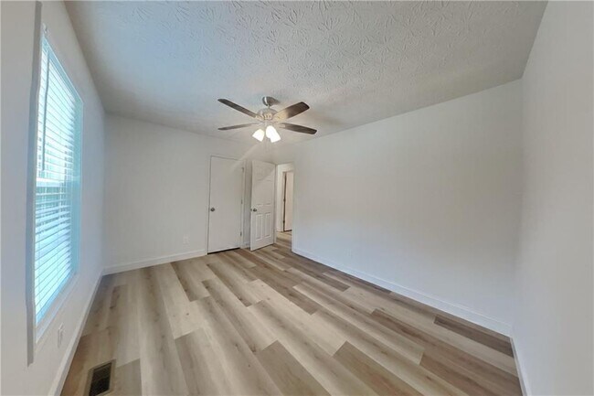 Building Photo - 2520 Deerfield Dr
