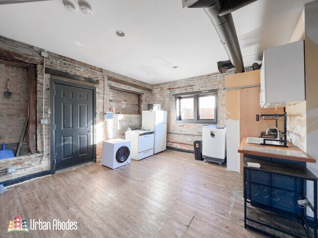 Building Photo - 639 N Troy St