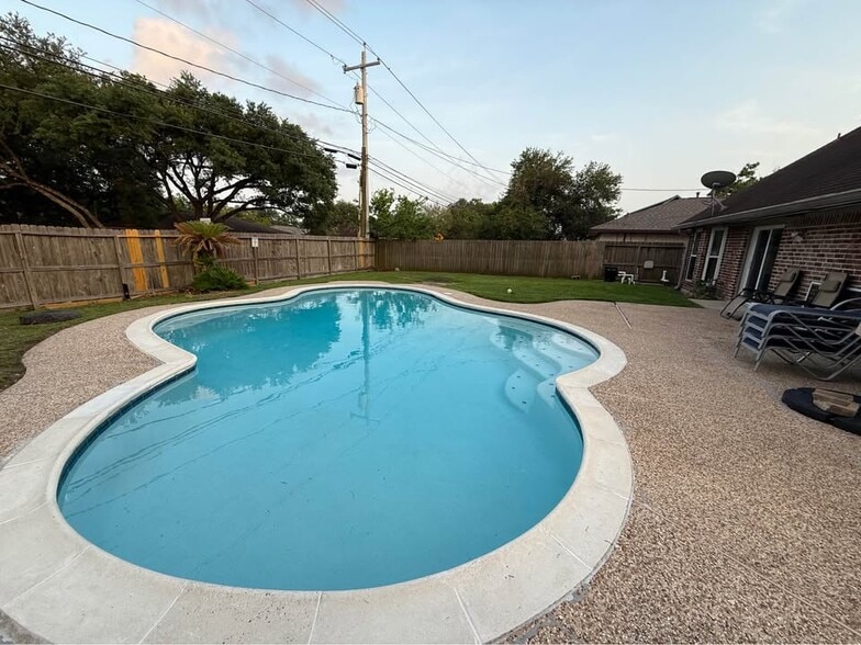 Building Photo - 1906 Savanna Ct N