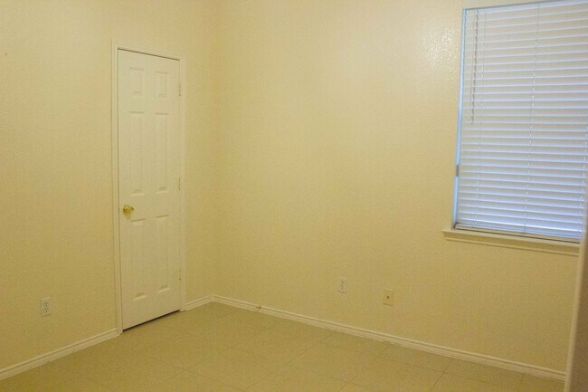 Building Photo - 7212 Park Creek Cir W