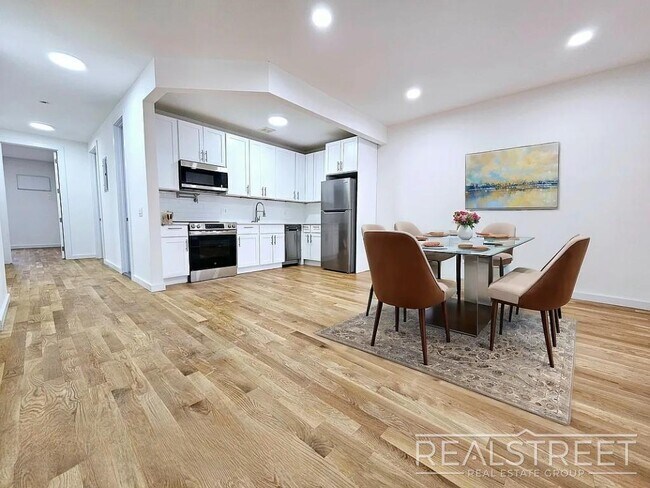 Primary Photo - Massive 3,000+ Sq Ft 4BD/2BA Duplex with H...