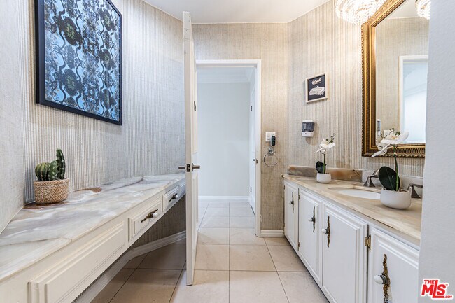 Building Photo - 18022 Lake Encino Dr